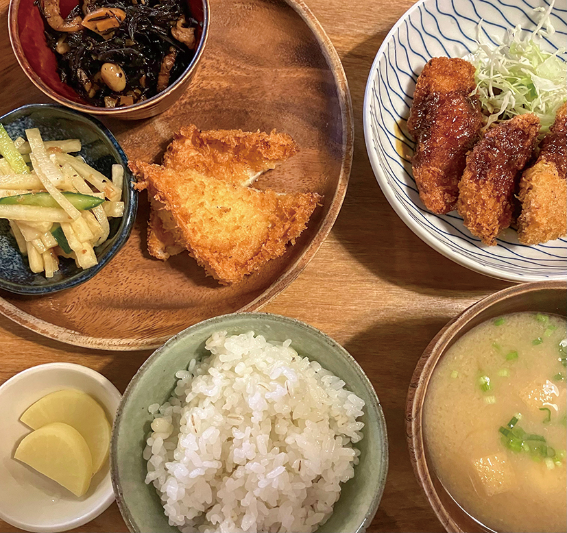 アオゾラ食堂 選んで作る自分だけの定食 ご飯、味噌汁、とんかつ、漬物、ひじきの煮物、大根ときゅうりのサラダ